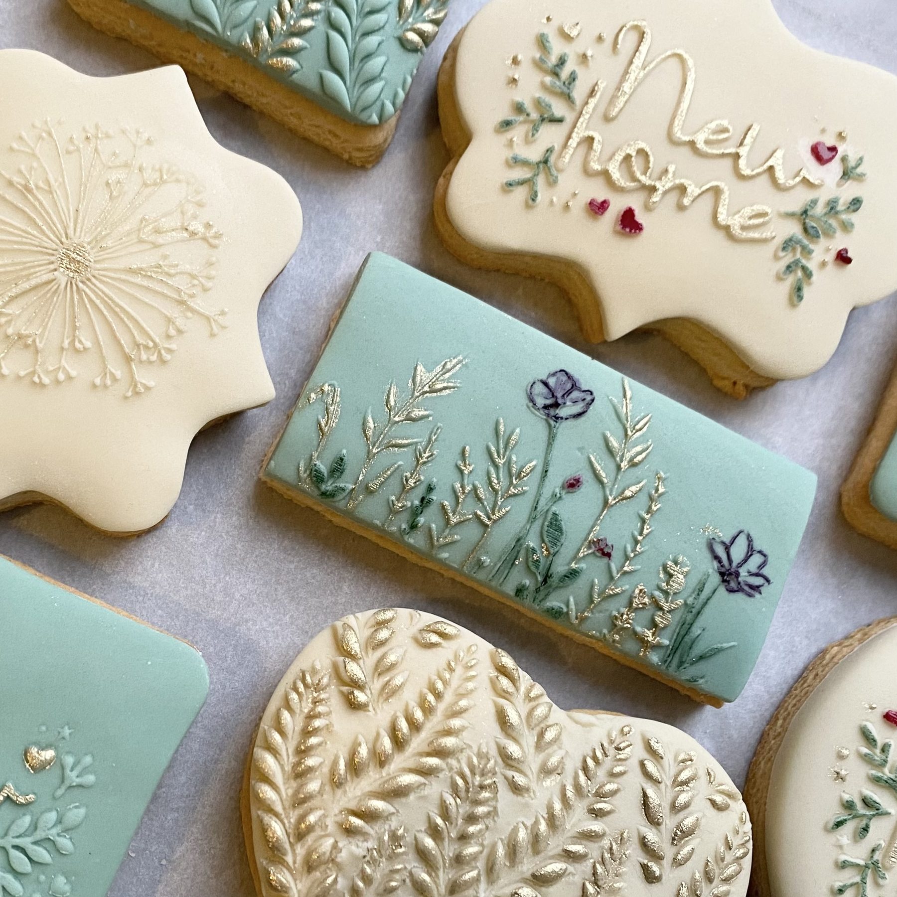 Hand-iced biscuit